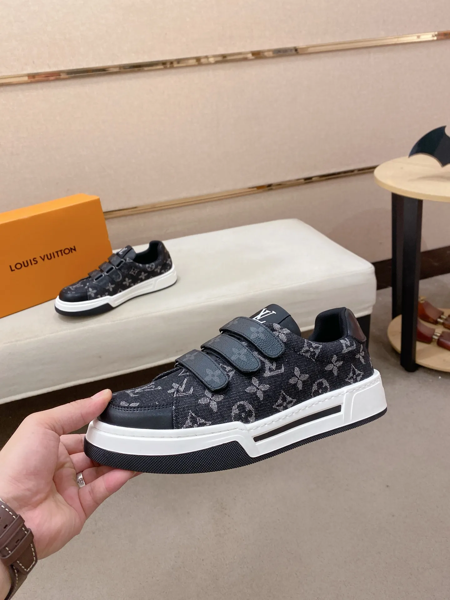 Men's shoes💰 420💰Louis Vuitton (Louis Vuitton/LV) top 🔍🔍 new models are on sale at the same time, the upper 🇮🇹 imported first-layer cowhide from Italy, fully imported sheepskin lining 💪💪, completely 1⃣️ to 1 ⃣️Re-engraved🇮🇹💪💪, ⚠Sole: The original sole is specially provided by the original factory, the exclusive movable molded sole is super comfortable, ⚠The original factory follows the order, 🔍🔍high quality, you can enter and exit the counter at will, welcome to compare⚠. Code number:38-44